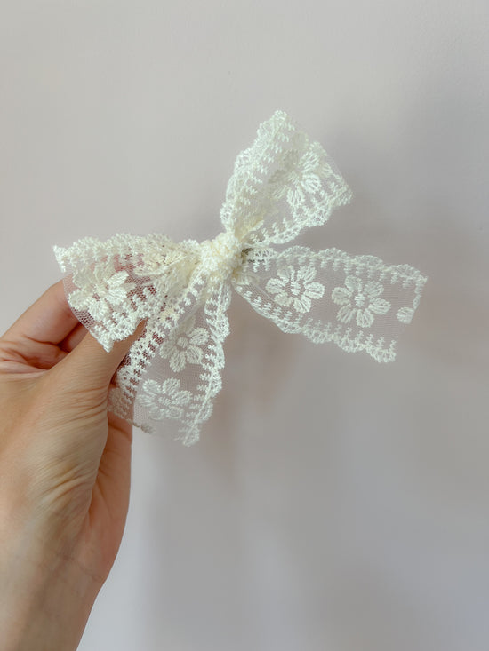 Daisy Lace Bow Clip